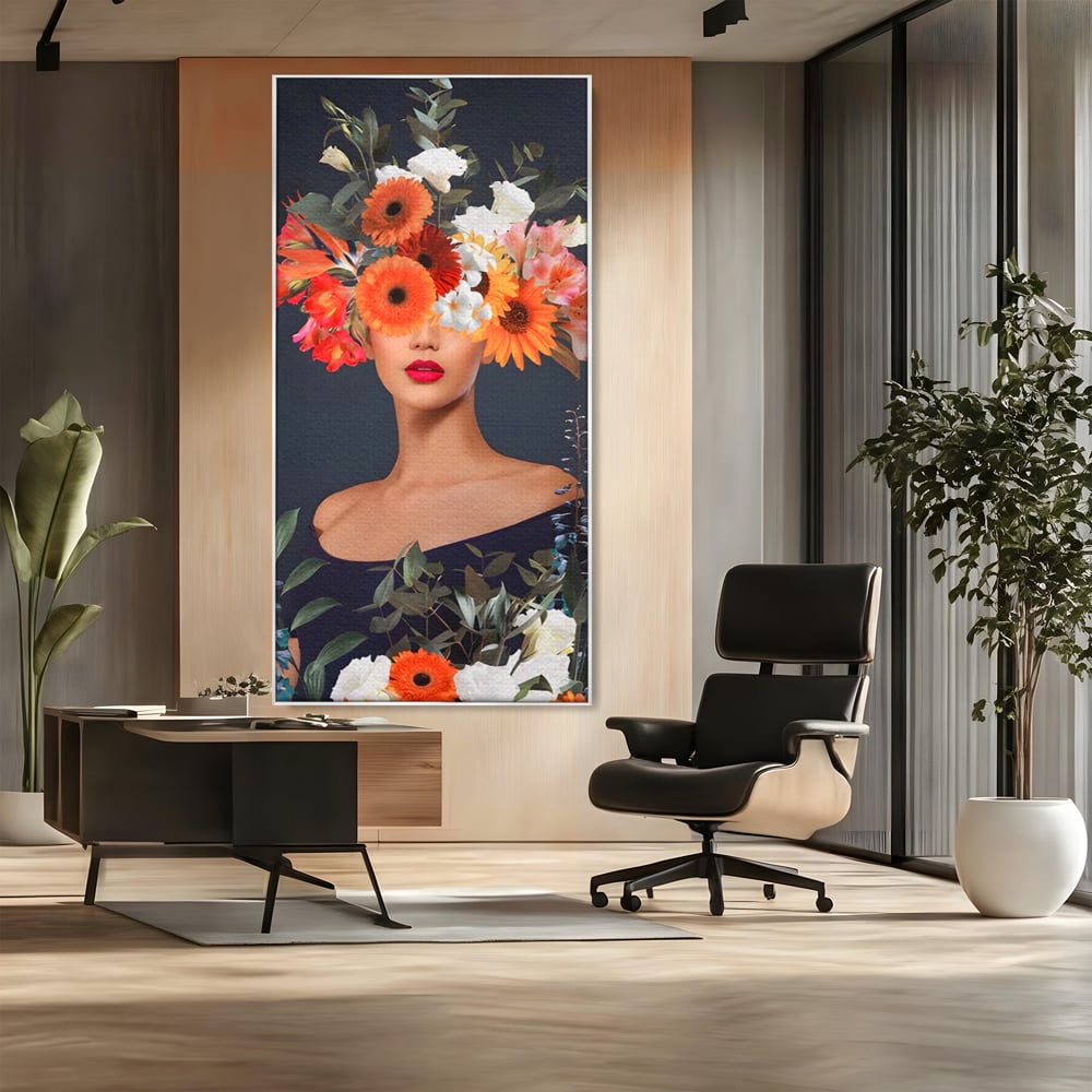 Tablou canvas cu tablou portret femeie cu flori, in rama de aluminiu argintiu, pe perete intr-un birou